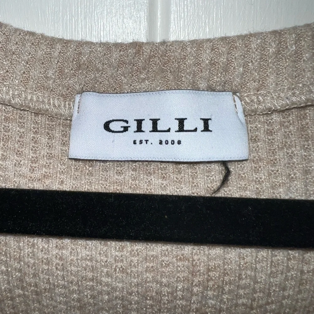Gilli Ribbed Split V-Neck Top in Beige - Picture 4 of 4